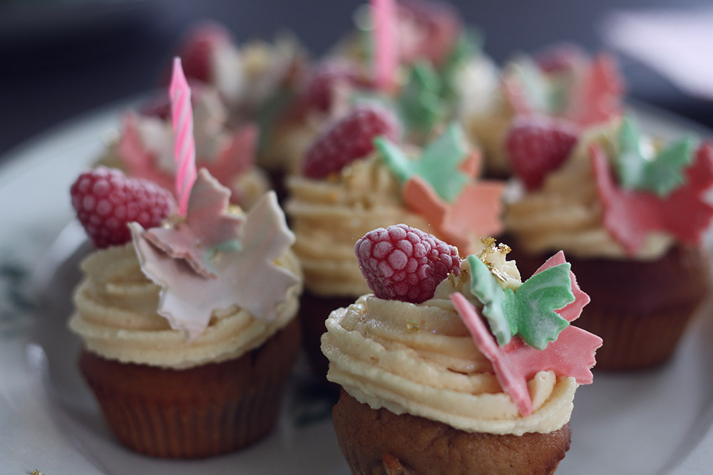 glutenfri Cupcakes med hvid chokolade og hindbær