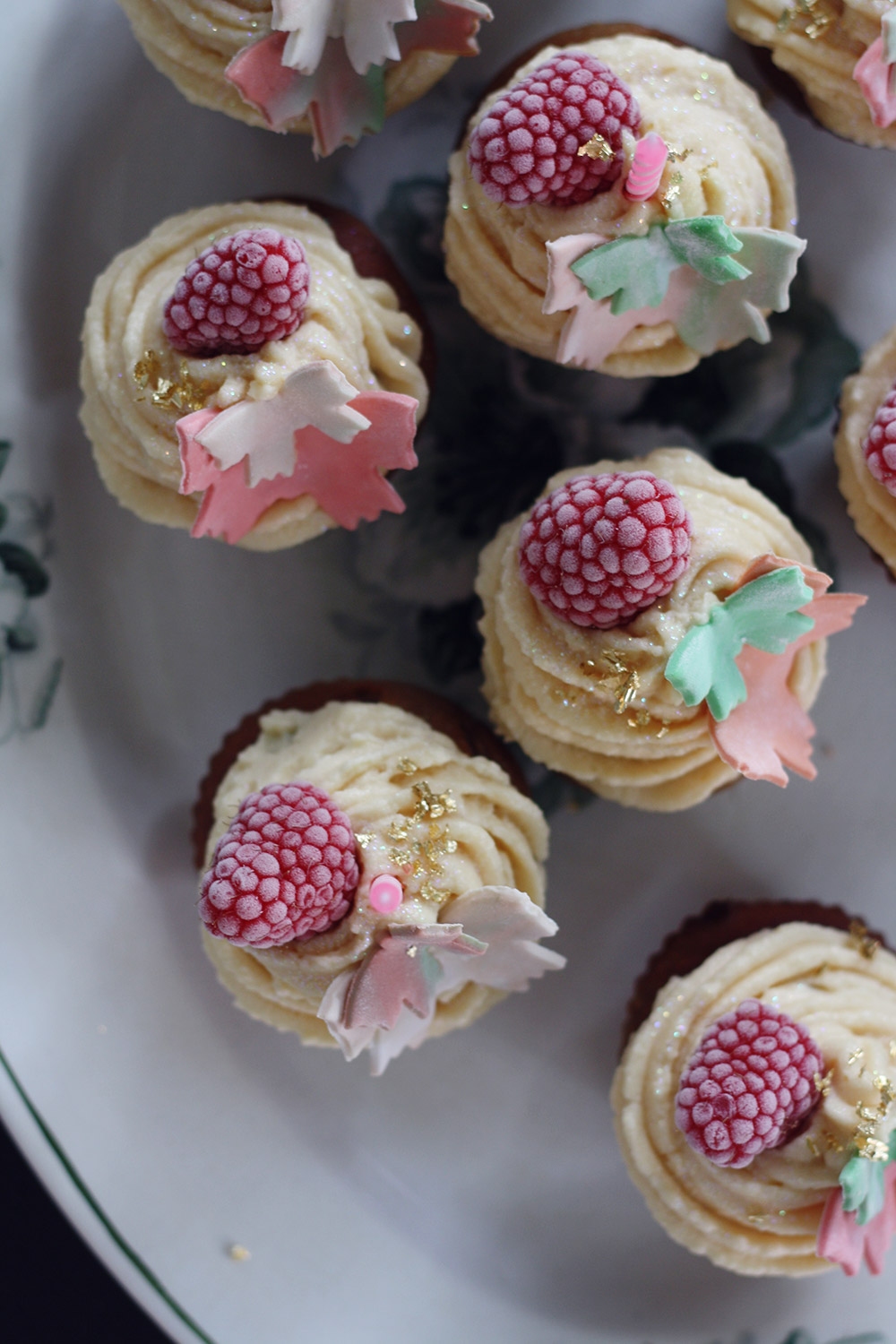 glutenfri Cupcakes med hvid chokolade og hindbær